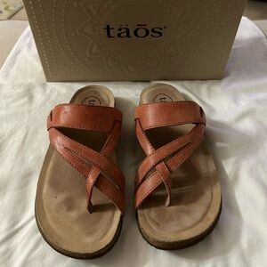 Taos ‘Perfect’ Leather Sandals women’s size 8 pink/salmon in color